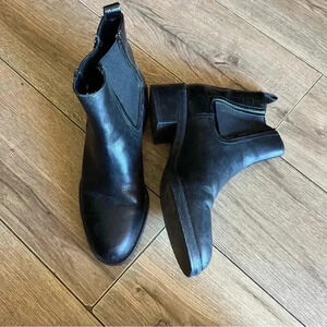 Black booties Zara woman size 6 snake pattern in back